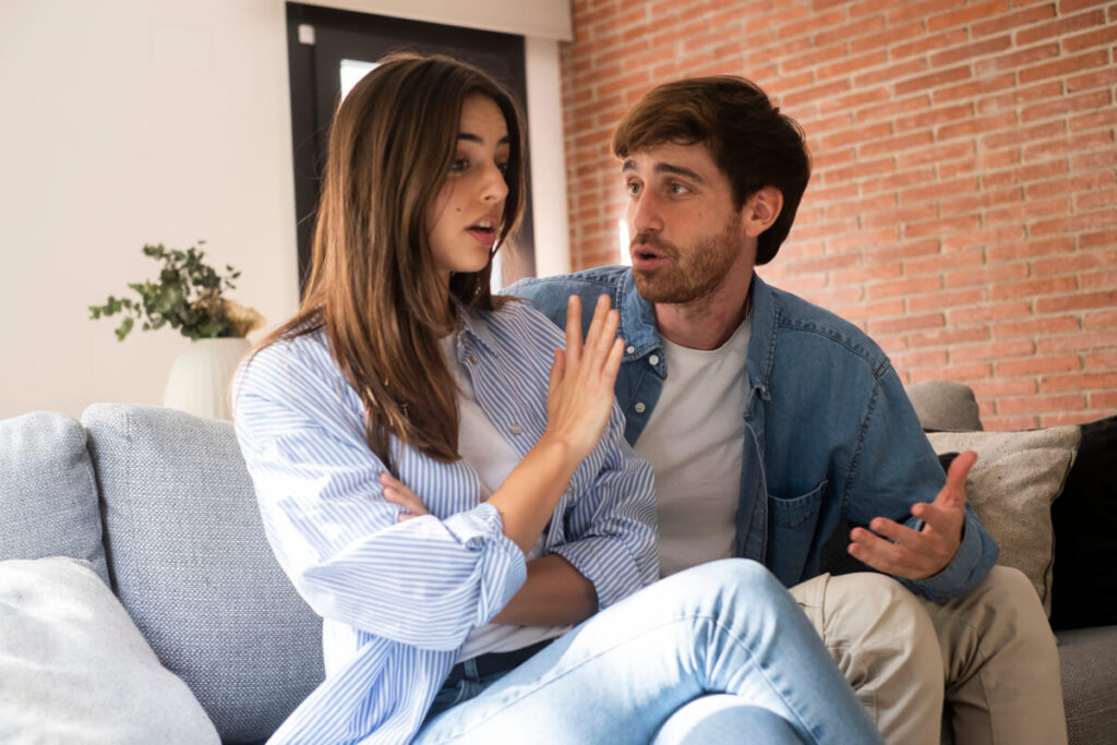 Femme exprimant une saturation émotionnelle face aux critiques de son conjoint.