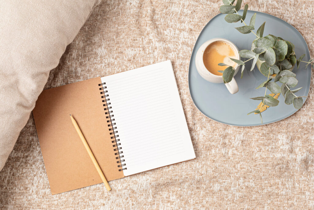 J'ai refait ma vie mais mon ex me manque : que faire ? 3 Un journal intime ouvert à côté d'une tasse de café, illustrant le travail d'introspection sur les sentiments passés.