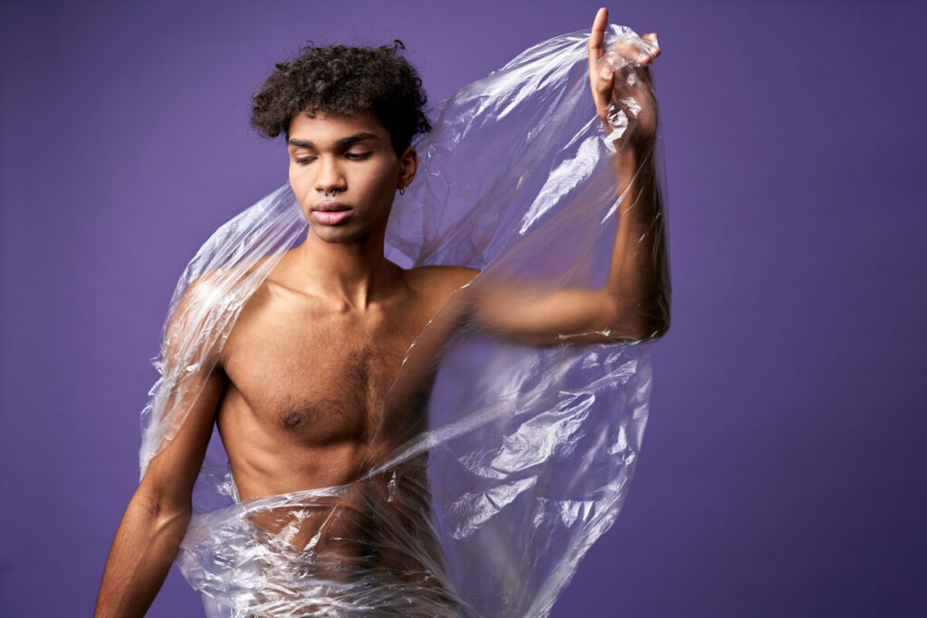Un mannequin au teint lumineux et transparent, portant des tissus vaporeux et illustrant l'esthétique éthérée.