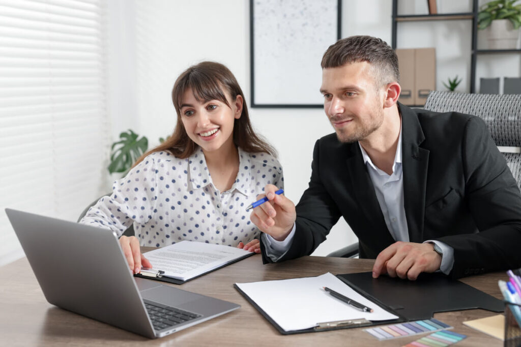 Une personne consultant son solde de formation sur l'application officielle pour financer un stage de perfectionnement.