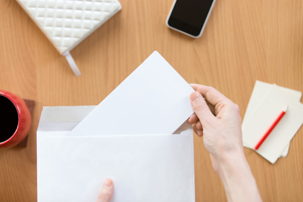 Une lettre recommandée ouverte sur une table concernant le délai légal de récupération d'objets personnels.