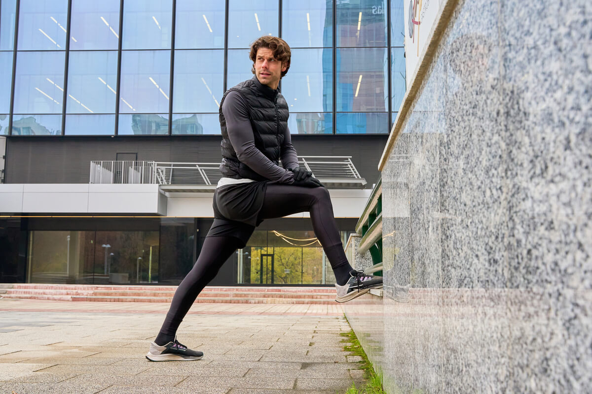 Un athlète masculin en plein entraînement portant un collant isolant sous son short.