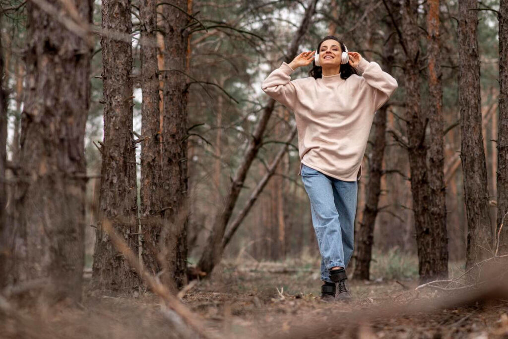 Éveil spirituel : quels sont les vrais dangers ? 3 Une marche calme en forêt pour retrouver de la stabilité et de l'ancrage après un trop-plein d'émotions.