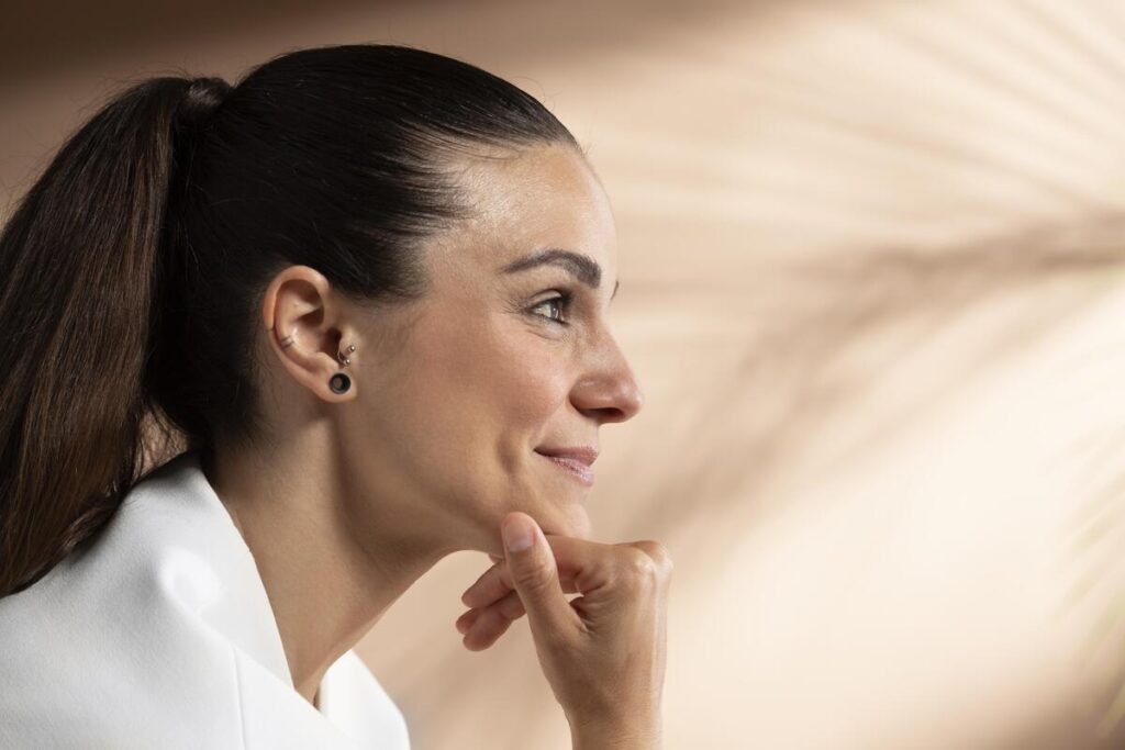 Visage plat : comprendre cette morphologie et comment la mettre en valeur 3
