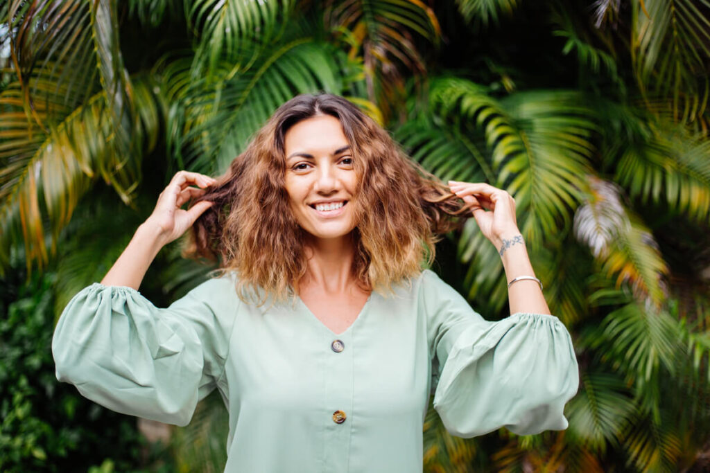 Comment retrouver son blond d'enfance : techniques et conseils naturels 3 Application d'une lotion naturelle à la camomille sur les longueurs pour éclaircir les cheveux en été.