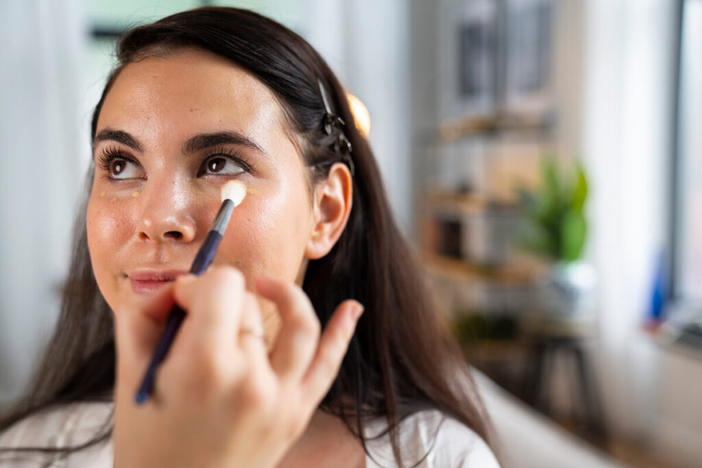 Visage plat : comprendre cette morphologie et comment la mettre en valeur 4 Application de touches d'enlumineur et de poudre de soleil sur les pommettes pour créer du relief sur le visage.