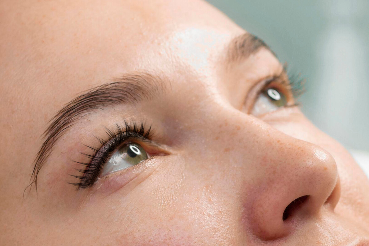 Des cils parfaitement recourbés et gainés après une prestation de rehaussement en institut de beauté.