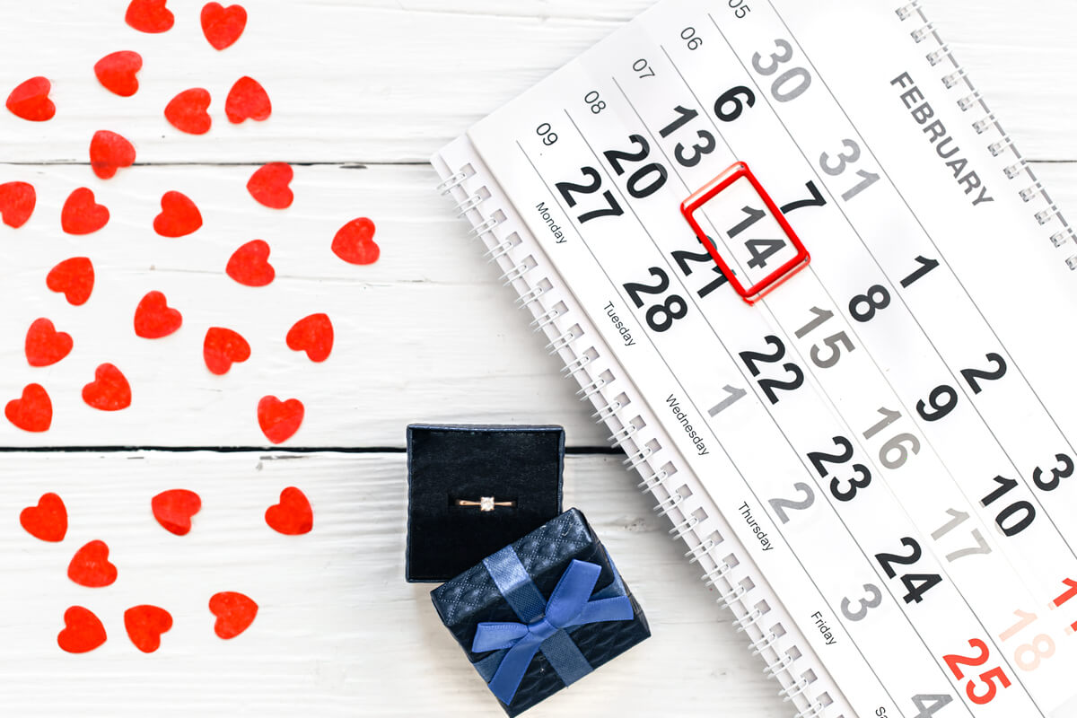 Un calendrier de bureau où les jours restants avant le mariage sont cochés avec des petits cœurs.