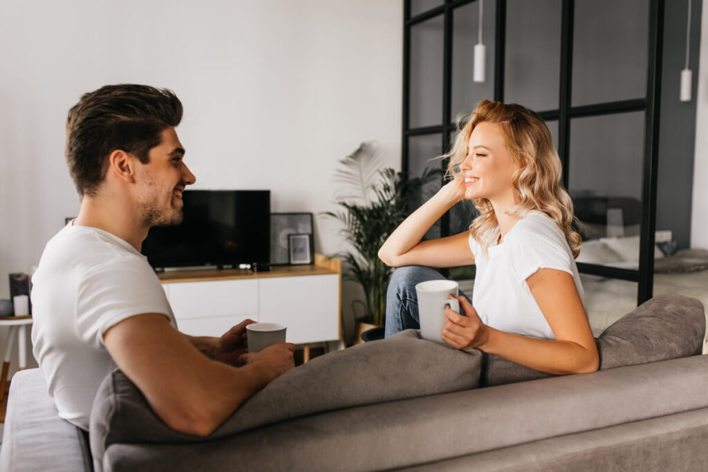 Un couple discutant calmement assis dans leur salon.