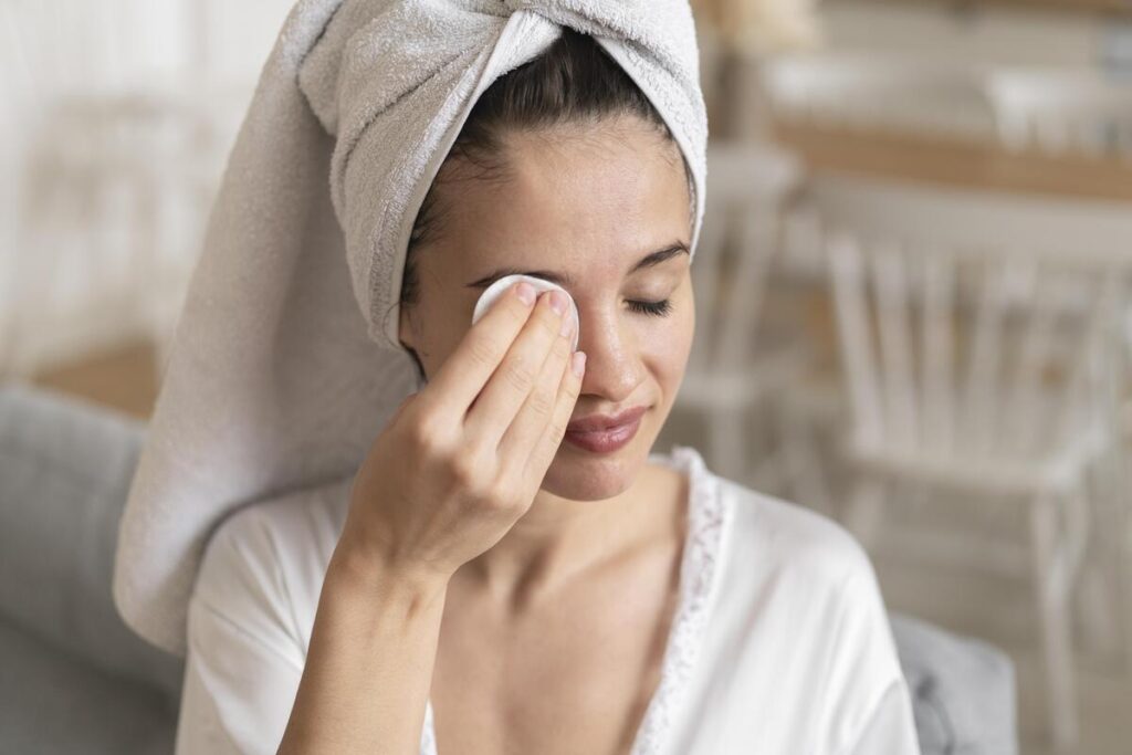 Est-ce que le mascara abîme les cils ? La réponse claire 3 Un coton démaquillant nettoyant doucement les paupières pour enlever les résidus de fard noirs.