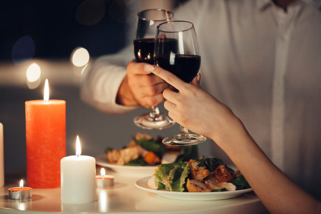 Une surprise par mois avant le mariage : les meilleures idées pour chaque étape 3 Une table dressée pour un dîner romantique aux chandelles à la maison pour célébrer les préparatifs.