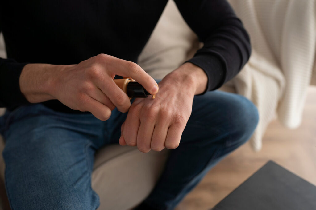 Dupe parfum Zara homme : la liste complète des équivalences 3 Un homme vaporisant du parfum sur son poignet.