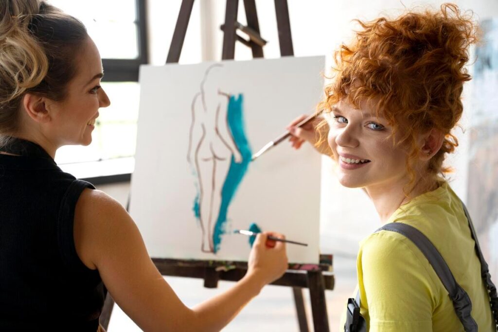 Un atelier d'art avec des étudiants dessinant d'après un modèle vivant en pose.