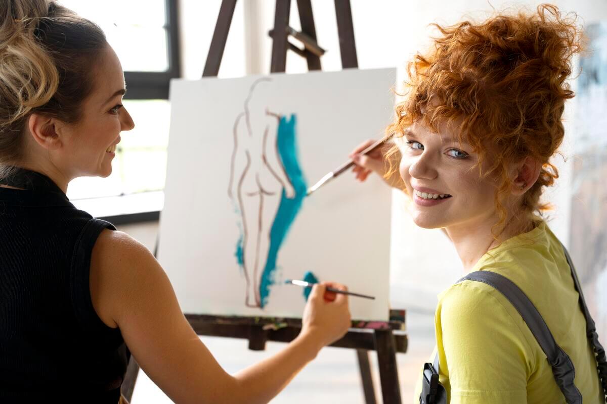 Un atelier d'art avec des étudiants dessinant d'après un modèle vivant en pose.