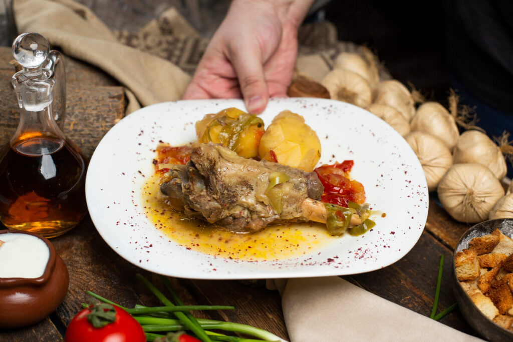 Un plat cuisiné traditionnel artisanal mijoté servi chaud dans une assiette avec une présentation soignée.