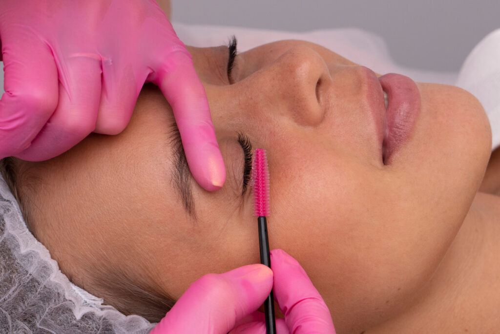 Brow lift et Lash lift : quelles différences ? 4 Regard sublimé grâce à des cils recourbés, allongés et teintés suite à une prestation Lash Lift.