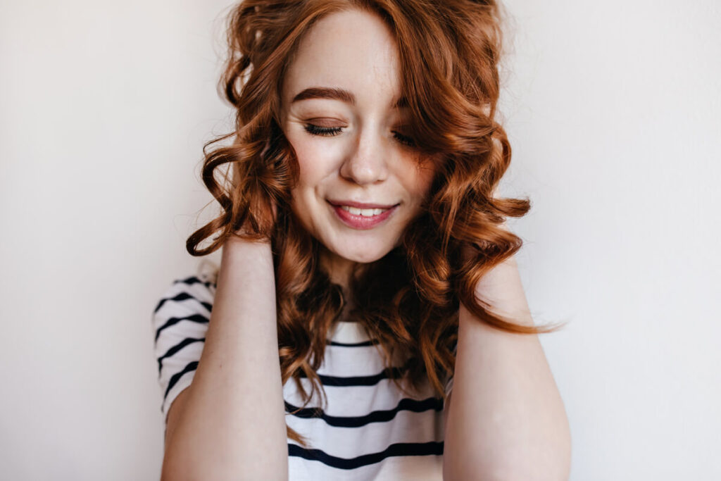 Balayage lumineux sur cheveux long montrant une repousse naturelle.