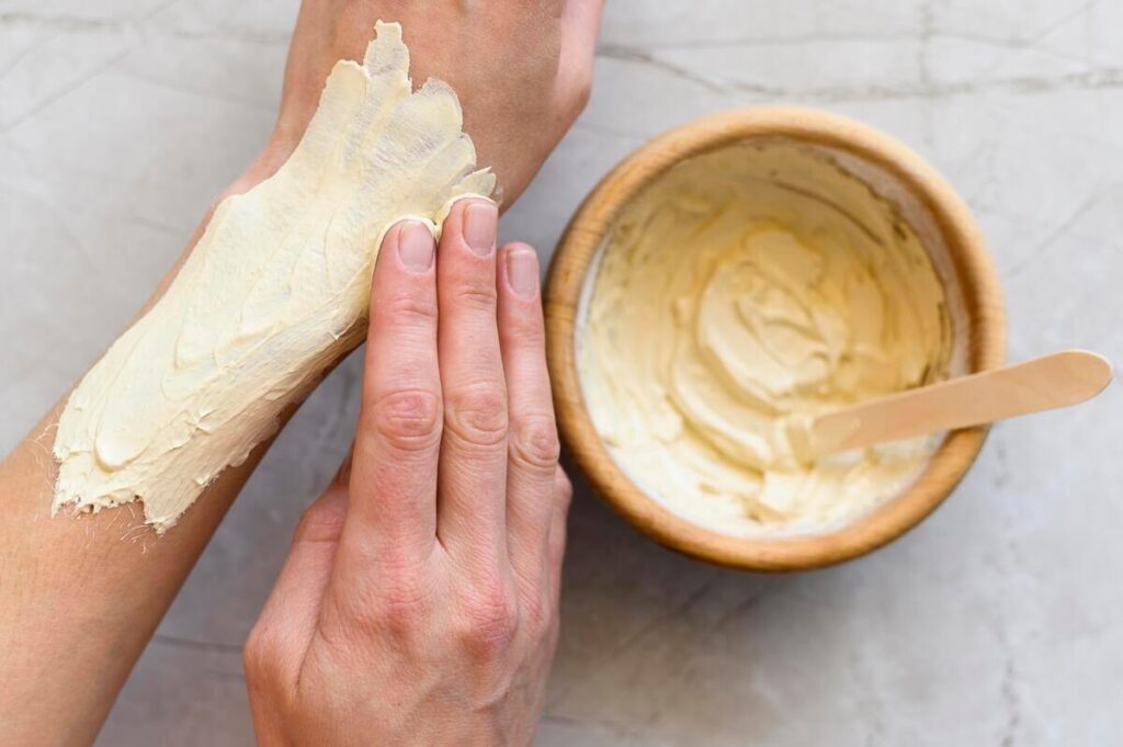 Baume de soin naturel pour tatouage à base de beurre de karité et d'huiles végétales.