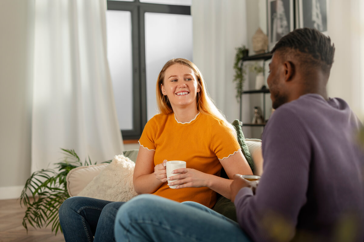 Femme discutant calmement avec son compagnon très fusionnel dans un salon.