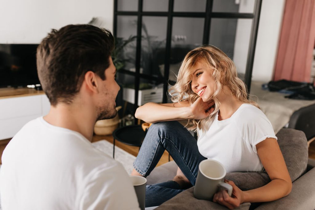 Il ne me soutient pas quand je vais mal : pourquoi et que faire 3 Couple échangeant calmement lors d'une discussion sur leurs besoins émotionnels.