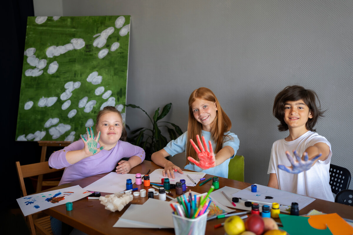 Enfants réalisant des bricolages thématiques dans une salle d'animation.