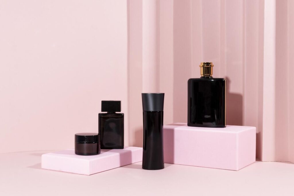 Parfum de niche et signature personnelle : pourquoi sentir comme tout le monde n'est plus tendance 2 Flacon élégant de parfum de niche posé sur un présentoir épuré.