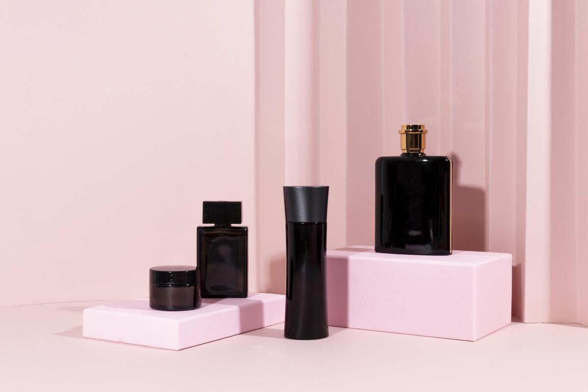 Flacon élégant de parfum de niche posé sur un présentoir épuré.