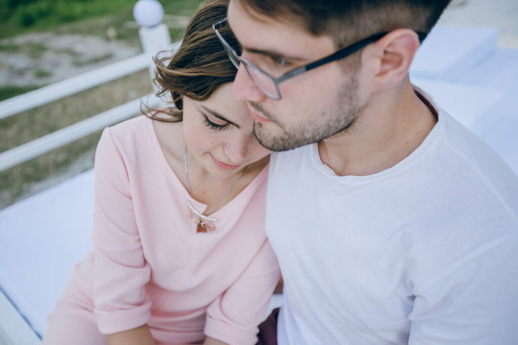 Il m'évite après m'avoir séduite : raisons et comportement à adopter 4 Homme prenant de la distance et fuyant une relation amoureuse naissante.