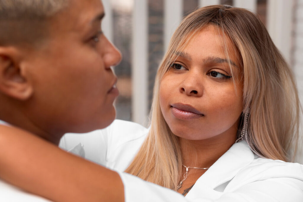 Il regarde les autres femmes avec insistance : significations et réactions 3