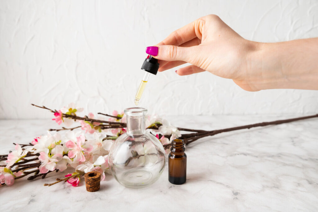 Parfum de niche et signature personnelle : pourquoi sentir comme tout le monde n'est plus tendance 3 Matières premières nobles et touches olfactives utilisées en haute parfumerie.