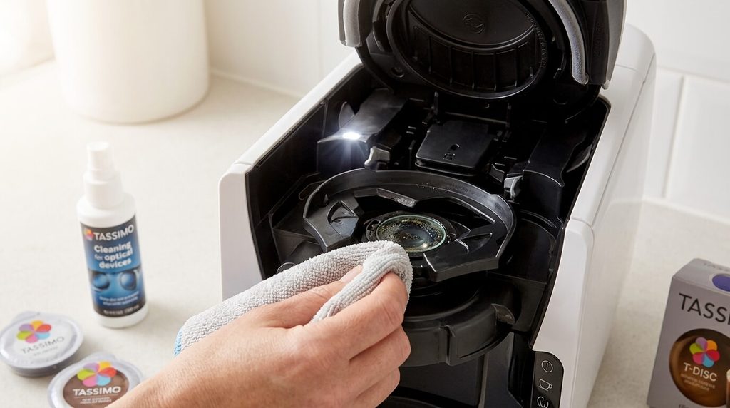 Nettoyage de la vitre du lecteur optique sous le support de capsule Tassimo.