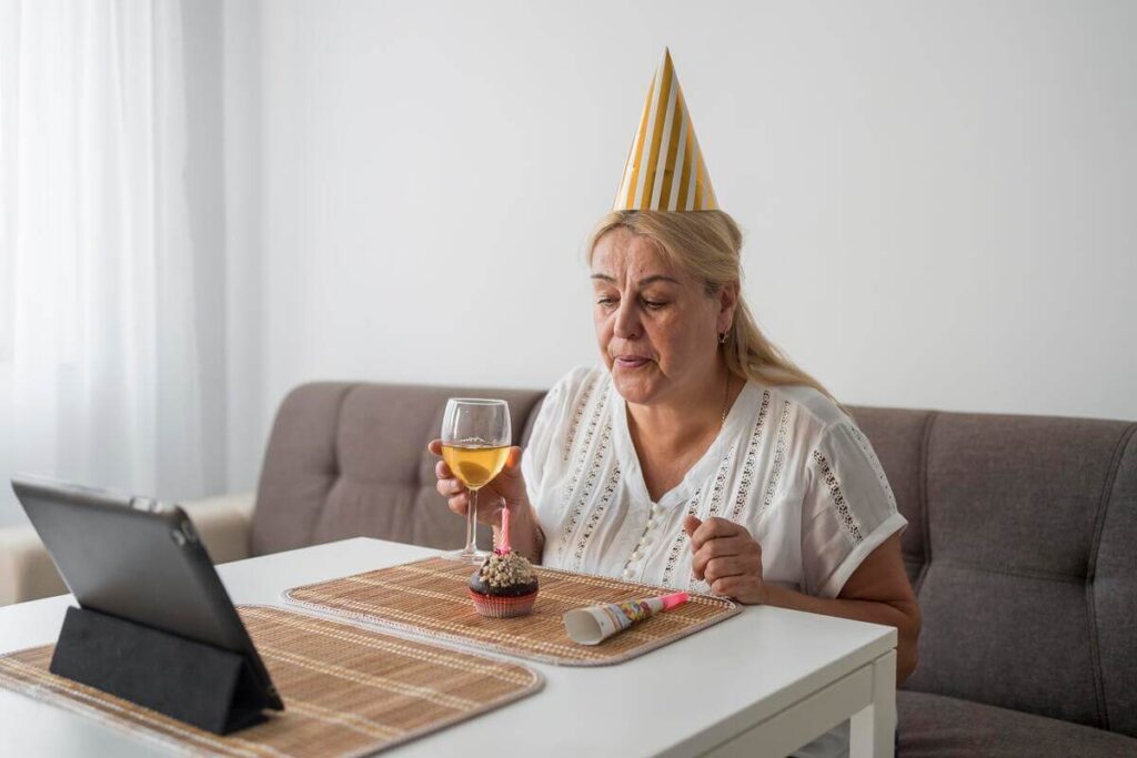Personne déçue regardant son téléphone le jour de son anniversaire.