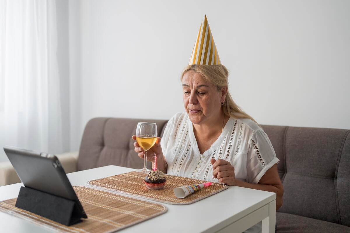 Personne déçue regardant son téléphone le jour de son anniversaire.