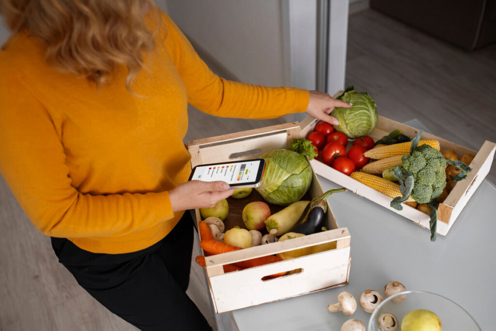 Ingrédients de qualité et produits locaux déballés dans la cuisine après une livraison de courses.