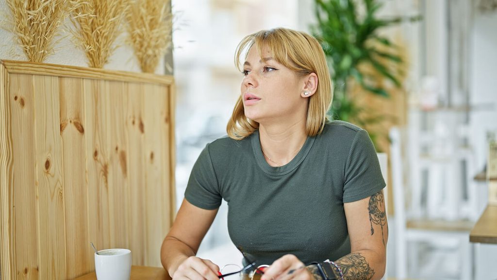 On devait se voir mais pas de nouvelles : raisons, réaction et message 3 Femme pensive prenant du recul face au silence radio d'une rencontre.