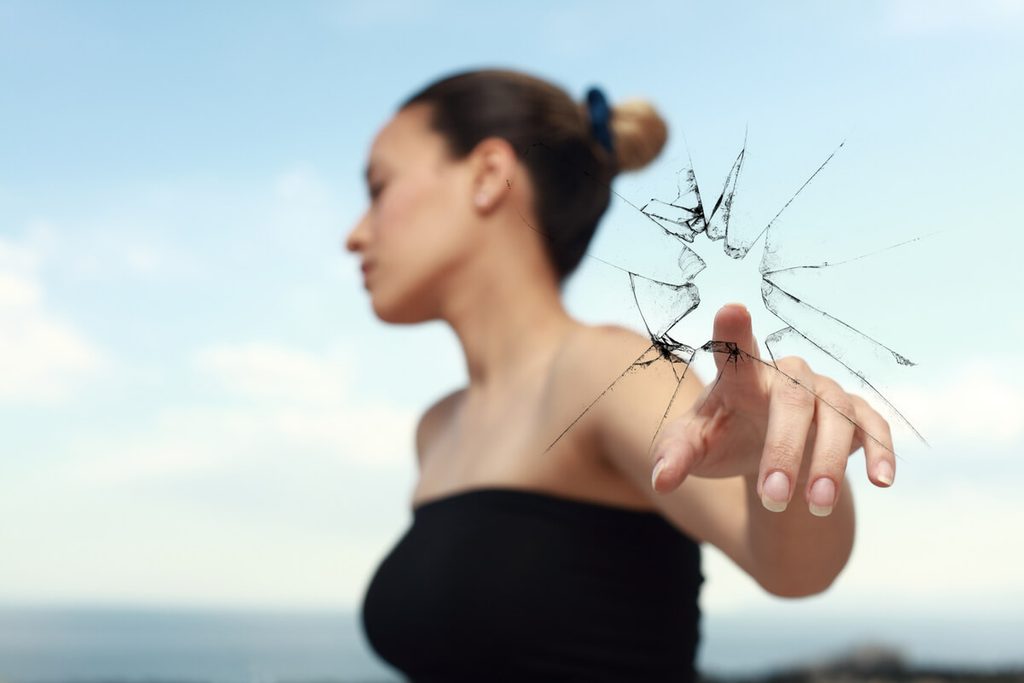 Casser du verre blanc : signification spirituelle, présages et symbolique 3 Morceaux de verre brisé symbolisant la libération d'énergie et le renouveau spirituel.