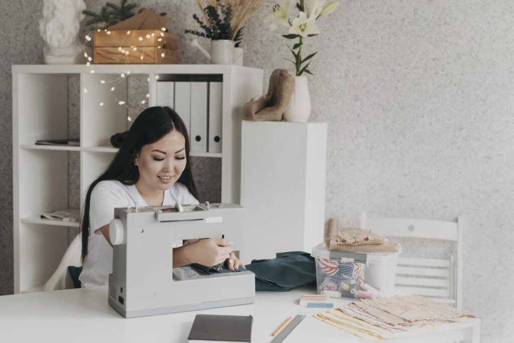 Machine à coudre installée sur un plan de travail lumineux à la maison pour préparer le CAP métiers de la mode.