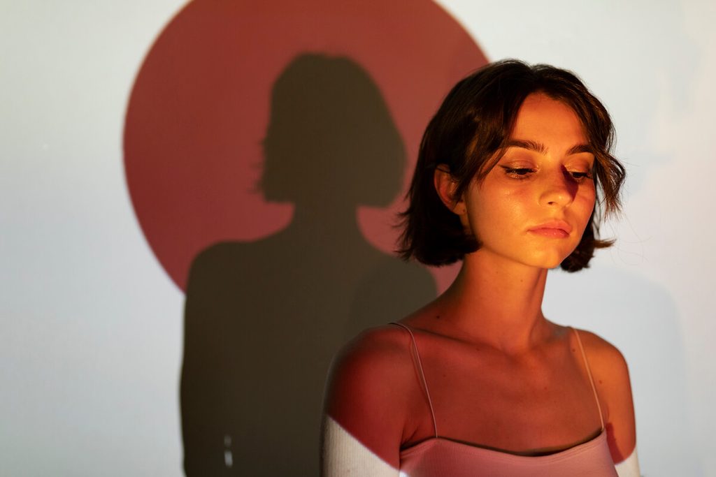 Le contraire d'une personne solaire : quel est le bon mot ? 3 Silhouette en clair-obscur illustrant les facettes lumineuses et ombragées de la personnalité.