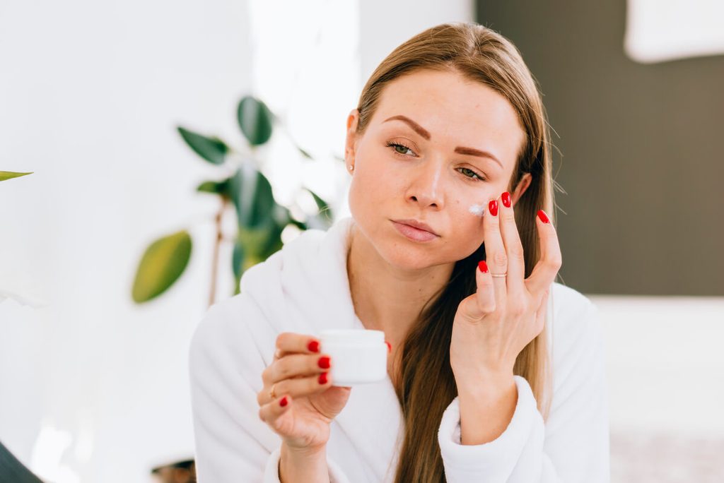 Application d'une crème solaire quotidienne sur le visage pour prévenir le vieillissement cutané.