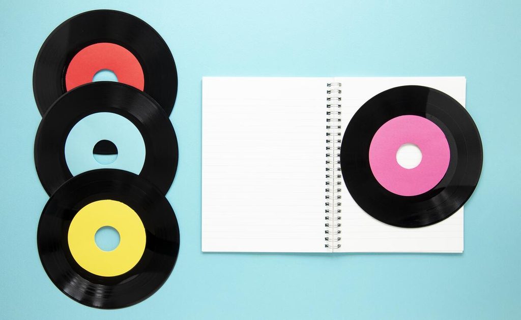 Disque vinyle rétro évoquant les refrains populaires et l'humour français des années 1970.