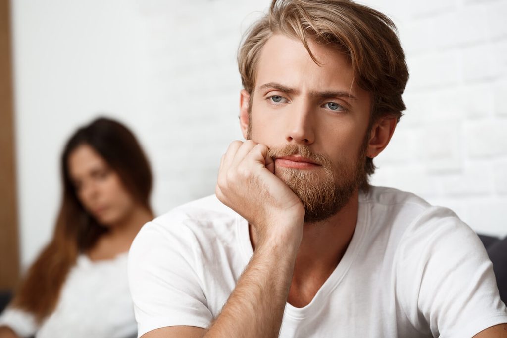 Homme silencieux et distant illustrant le refus de supplier lors d'une séparation.