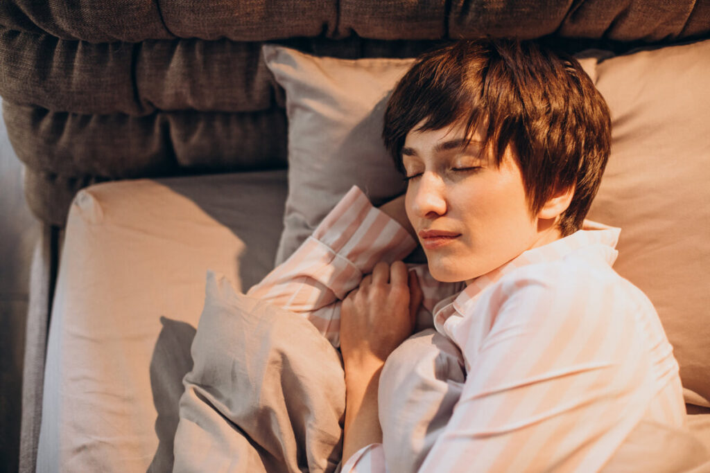 Si on rêve d'une personne, est-ce qu'elle pense à nous ? 2 Visage d'une personne endormie en phase de sommeil paradoxal illustrant l'activité des rêves.