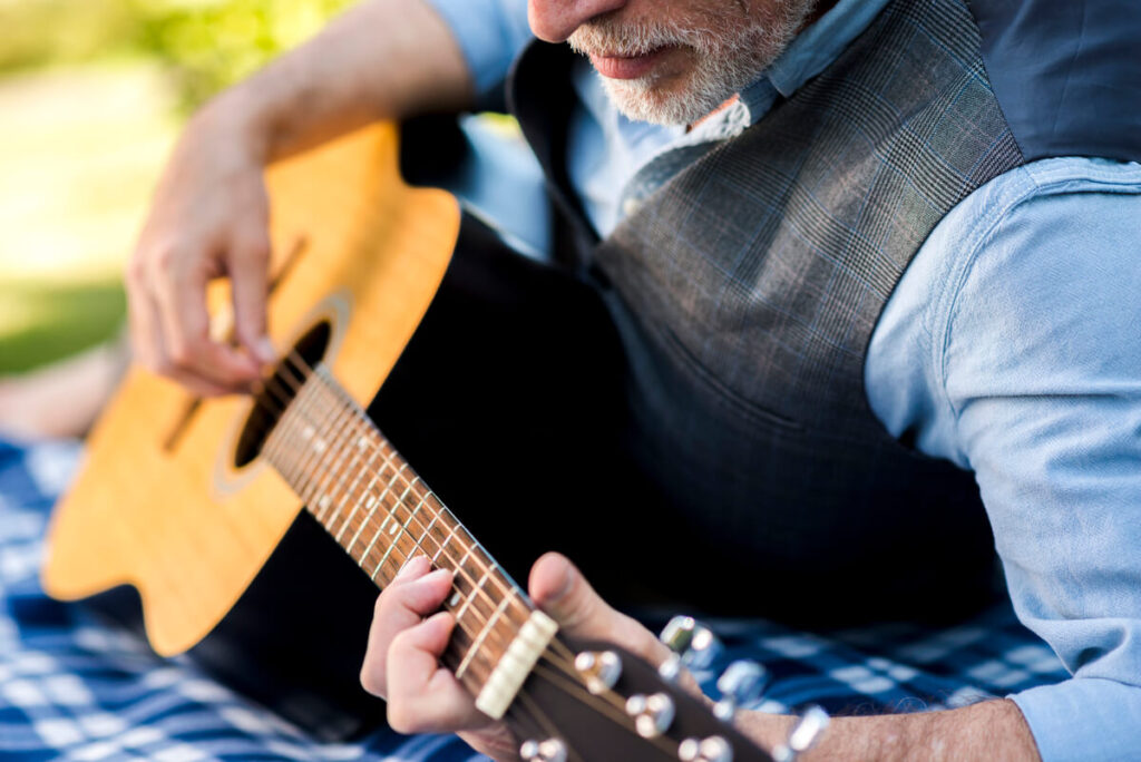 Huile de citron pour guitare : utilisation, bois compatibles et erreurs à éviter 2 Application d'huile de citron avec un chiffon microfibre sur une touche de guitare en palissandre.