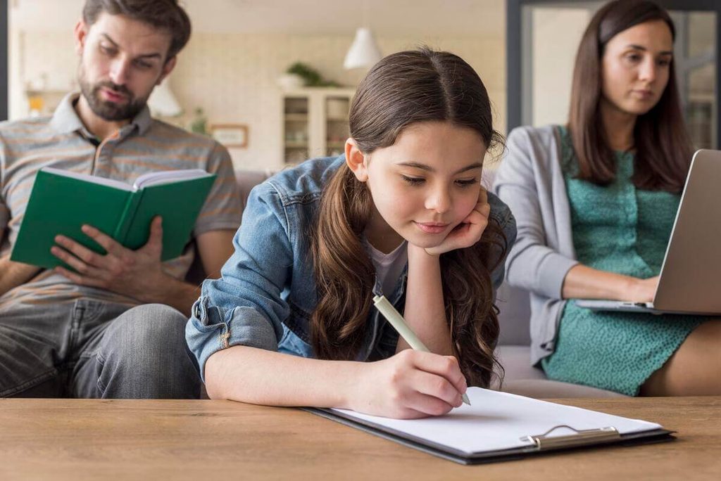 Passage en seconde générale refusé : recours, commission d’appel et solutions 4 Parents et élève préparant leur dossier de défense pour la commission d'appel.