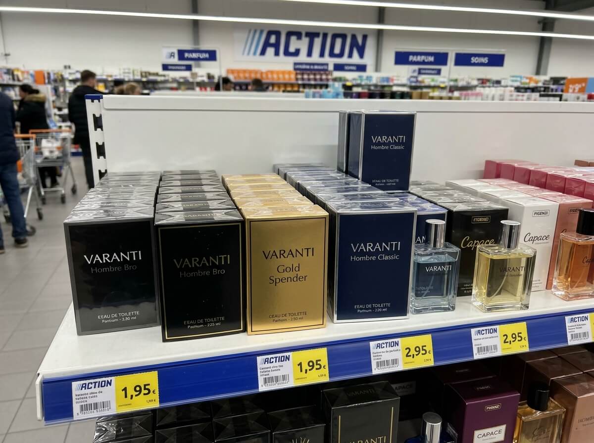Flacons d'eau de parfum de la marque Varanti présentés dans le rayon cosmétique d'un magasin Action.