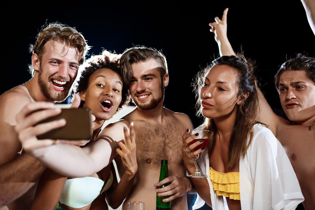 Danseurs torse nu sur la piste de danse d'un festival circuit party aux Pays-Bas.