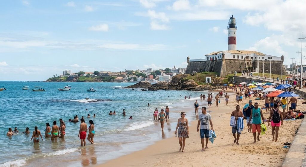Promeneurs et baigneurs près du phare de Barra à Salvador de Bahia au coucher du soleil.