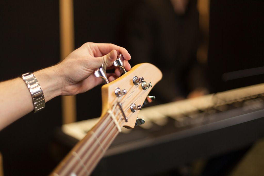 Huile de citron pour guitare : utilisation, bois compatibles et erreurs à éviter 3 Manche de guitare électrique avec touche en érable clair verni ne devant pas recevoir d'huile de citron.